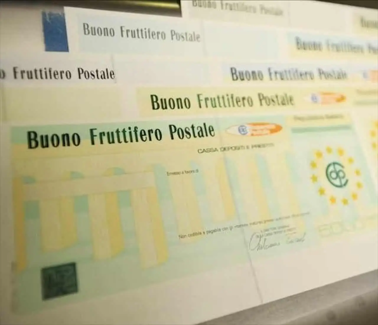 Conviene investire nei buoni fruttiferi postali 4 anni plus? Ecco pro e contro nascosti