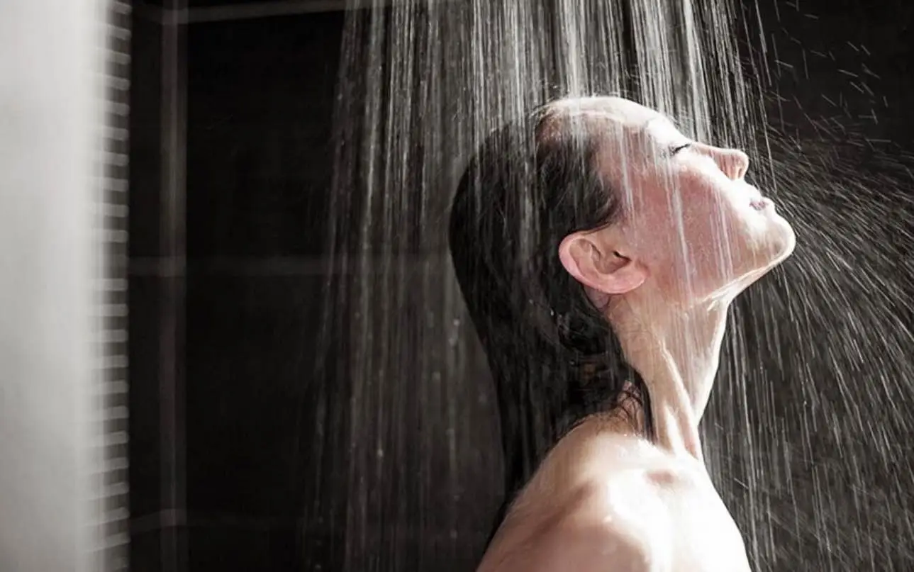 Ti lavi troppo spesso? Ecco cosa succede davvero alla tua pelle se fai troppi bagni