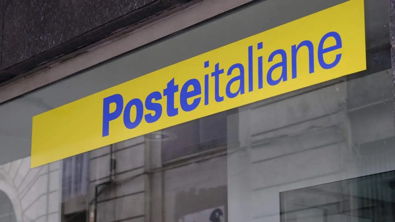 Mettere 10.000 euro in posta conviene davvero? Ecco quanto frutta davvero al netto